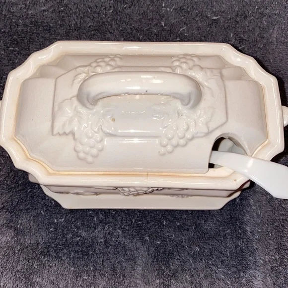 Very Vintage Gravy Bowl with Lid & Attached Saucer - Picture 3 of 9